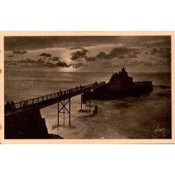 Carte postale ancienne du Rocher de la Vierge à Biarritz au crépuscule avec sa passerelle dominant l'océan Atlantique.