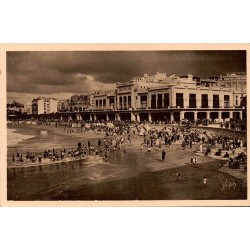 Carte postale ancienne de Biarritz montrant le Casino et la Grande Plage animée sur la Côte basque.
