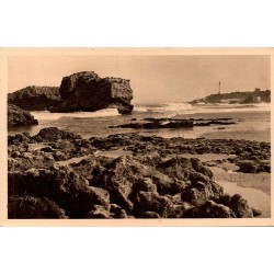 Carte postale ancienne de Biarritz montrant les Rochers de la Grande Plage et le Cap Saint-Martin.