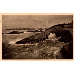 Carte postale ancienne de Biarritz montrant la Roche Percée et le Cap Saint-Martin sur la Côte basque.