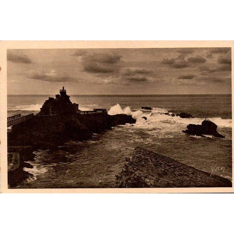 Carte postale ancienne de Biarritz représentant le Rocher de la Vierge et les vagues de l'océan Atlantique.
