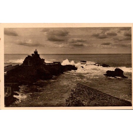 Carte postale ancienne de Biarritz représentant le Rocher de la Vierge et les vagues de l'océan Atlantique.