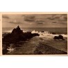 Carte postale ancienne de Biarritz représentant le Rocher de la Vierge et les vagues de l'océan Atlantique.