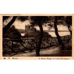 Carte postale ancienne de Biarritz montrant le Château Basque vu à travers les tamaris, carte voyagée de 1946.