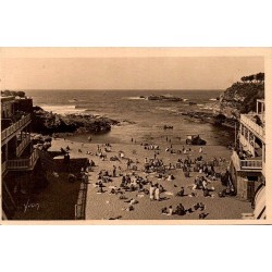 Carte postale ancienne de Biarritz représentant la plage du Port-Vieux animée sur la Côte basque.