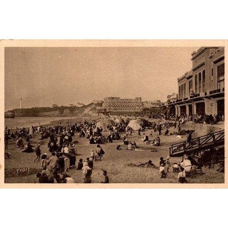 Carte postale ancienne de Biarritz montrant la Grande Plage animée et le Casino sur la Côte basque.