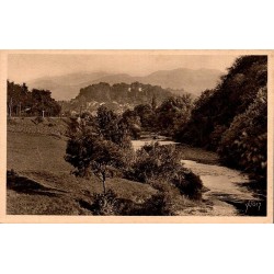 Carte postale ancienne de Saint-Jean-Pied-de-Port montrant la Nive et le village entouré des montagnes basques.