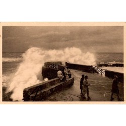 Carte postale ancienne de Biarritz montrant la pointe du Rocher de la Vierge un jour de grosse mer.