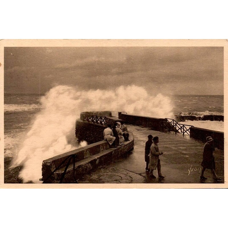 Carte postale ancienne de Biarritz montrant la pointe du Rocher de la Vierge un jour de grosse mer.