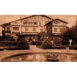 Carte postale ancienne de Cambo-les-Bains montrant la Maison Arnaga d'Edmond Rostand, carte voyagée en 1935.