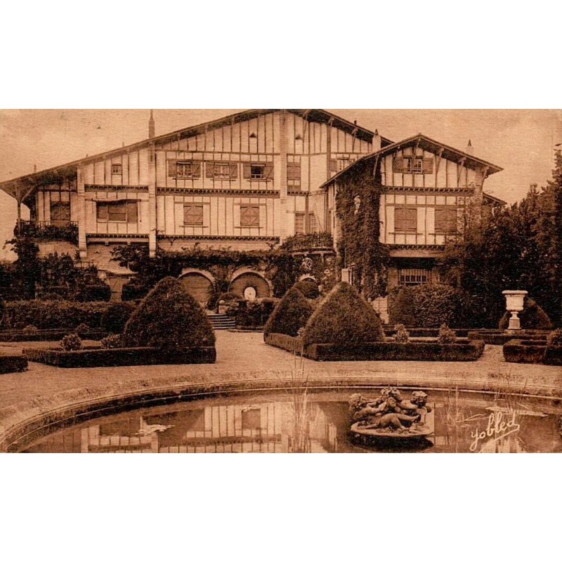 Carte postale ancienne de Cambo-les-Bains montrant la Maison Arnaga d'Edmond Rostand, carte voyagée en 1935.