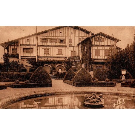 Carte postale ancienne de Cambo-les-Bains montrant la Maison Arnaga d'Edmond Rostand, carte voyagée en 1935.