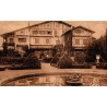Carte postale ancienne de Cambo-les-Bains montrant la Maison Arnaga d'Edmond Rostand, carte voyagée en 1935.