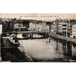 Carte postale ancienne de Bayonne montrant la Nive et les ponts du centre historique.