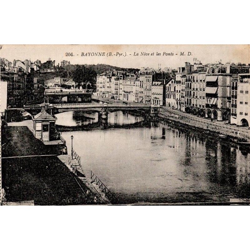 Carte postale ancienne de Bayonne montrant la Nive et les ponts du centre historique.