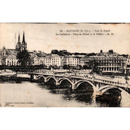 Carte postale ancienne de Bayonne montrant le Pont Saint-Esprit, la cathédrale et le théâtre.