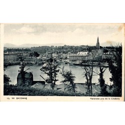 Carte postale ancienne de Bayonne montrant le panorama de la ville vu depuis la Citadelle.