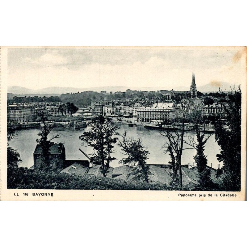 Carte postale ancienne de Bayonne montrant le panorama de la ville vu depuis la Citadelle.