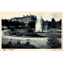 Carte postale ancienne de Bayonne représentant le Jardin Public avec son bassin et son jet d'e