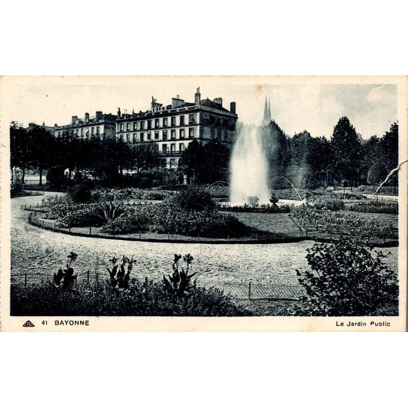 Carte postale ancienne de Bayonne représentant le Jardin Public avec son bassin et son jet d'e