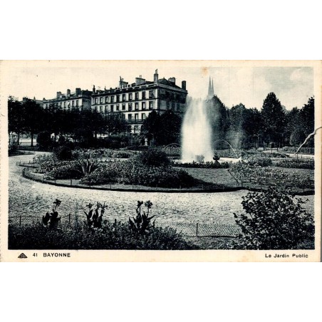 Carte postale ancienne de Bayonne représentant le Jardin Public avec son bassin et son jet d'e