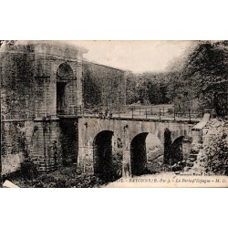 Carte postale ancienne de Bayonne représentant la Porte d'Espagne et les fortifications de Vauban.