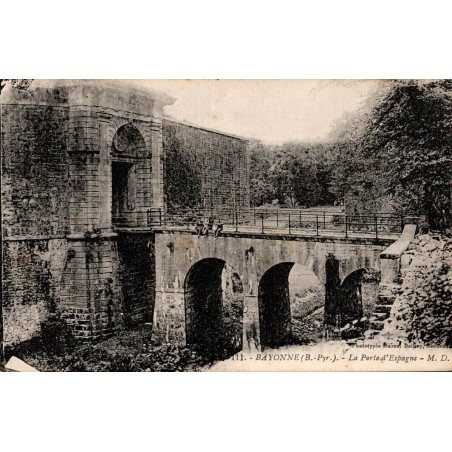 Carte postale ancienne de Bayonne représentant la Porte d'Espagne et les fortifications de Vauban.