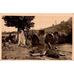 Carte postale ancienne du Pays basque représentant le Pont d'Amons sur une rivière, éditée par Yvon.