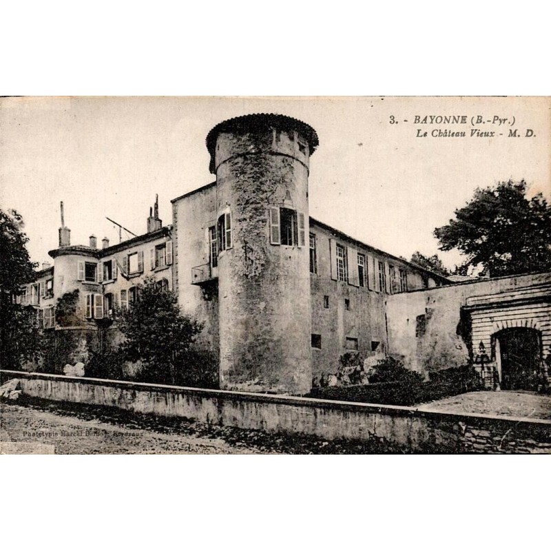Carte postale ancienne de Bayonne montrant le Château Vieux et ses tours médiévales.