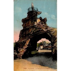 Carte postale ancienne colorisée de Biarritz représentant le Rocher de la Vierge en 1935.