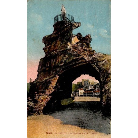 Carte postale ancienne colorisée de Biarritz représentant le Rocher de la Vierge en 1935.