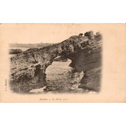 Carte postale ancienne de Biarritz représentant la Roche Percée, arche naturelle du littoral basque.