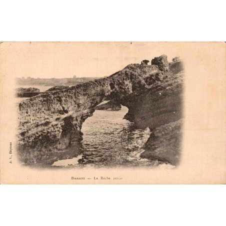 Carte postale ancienne de Biarritz représentant la Roche Percée, arche naturelle du littoral basque.