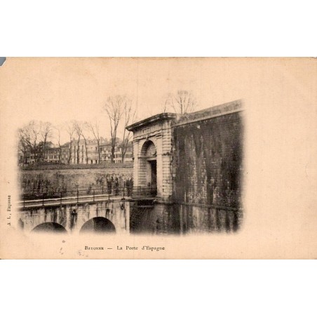 Carte postale ancienne de Bayonne représentant la Porte d'Espagne et ses fortifications.
