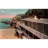 Carte postale ancienne de Biarritz montrant le Port Vieux et l'établissement de bains en bord de falaise.