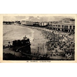 Carte postale ancienne de la Grande Plage de Biarritz très animée, voyagée et oblitérée en 1917.