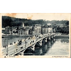 Carte postale ancienne de Bayonne montrant le pont Saint-Esprit franchissant l'Adour avec une scène urbaine animée.