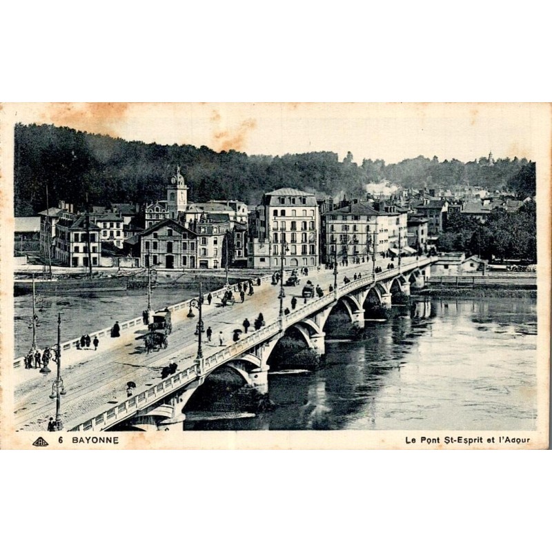 Carte postale ancienne de Bayonne montrant le pont Saint-Esprit franchissant l'Adour avec une scène urbaine animée.