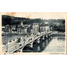 Carte postale ancienne de Bayonne montrant le pont Saint-Esprit franchissant l'Adour avec une scène urbaine animée.