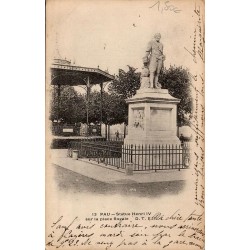 Carte postale ancienne de Pau montrant la statue d'Henri IV sur la place Royale au début du XXᵉ siècle.