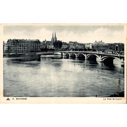 Carte postale ancienne de Bayonne avec le pont Saint-Esprit sur l'Adour et la cathédrale Sainte-Marie en arrière-plan.