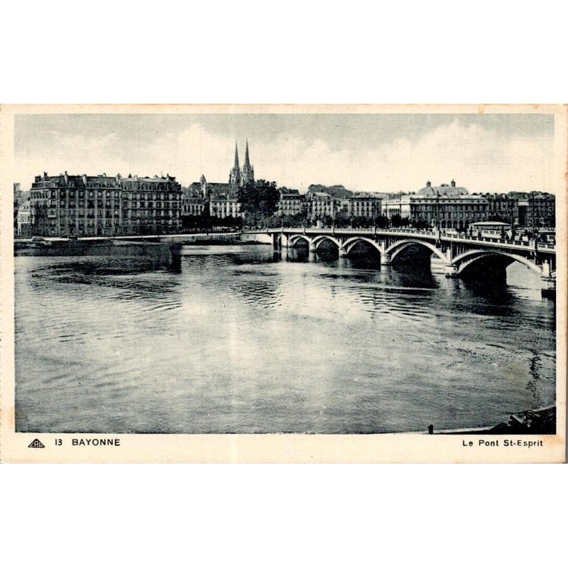 Carte postale ancienne de Bayonne avec le pont Saint-Esprit sur l'Adour et la cathédrale Sainte-Marie en arrière-plan.