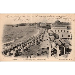 Carte postale ancienne de Biarritz montrant la Grande Plage animée et le Casino Municipal à la Belle Époque.