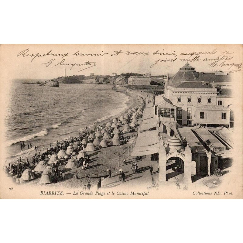 Carte postale ancienne de Biarritz montrant la Grande Plage animée et le Casino Municipal à la Belle Époque.