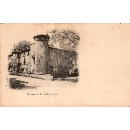 Carte postale ancienne du Château Vieux de Bayonne avec ses tours médiévales au début du XXᵉ siècle.