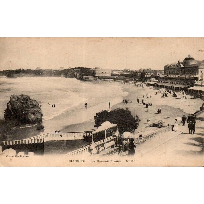 Carte postale ancienne de Biarritz montrant la Grande Plage et le Casino Municipal au début du XXᵉ siècle.
