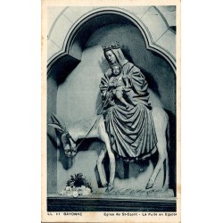 Carte postale ancienne représentant la sculpture de la Fuite en Égypte dans l'église du Saint-Esprit à Bayonne.