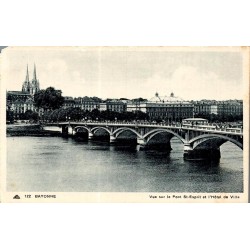 Carte postale ancienne de Bayonne montrant le pont Saint-Esprit, l'Hôtel de Ville et la cathédrale Sainte-Marie.