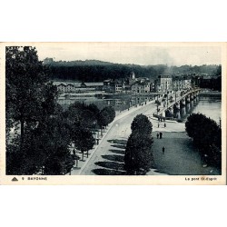 Carte postale ancienne de Bayonne montrant le pont Saint-Esprit et la promenade bordant l'Adour.