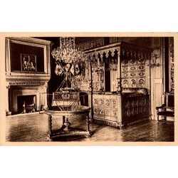 Carte postale ancienne de la chambre Henri IV au château de Pau avec son lit à baldaquin et son mobilier Renaissance.